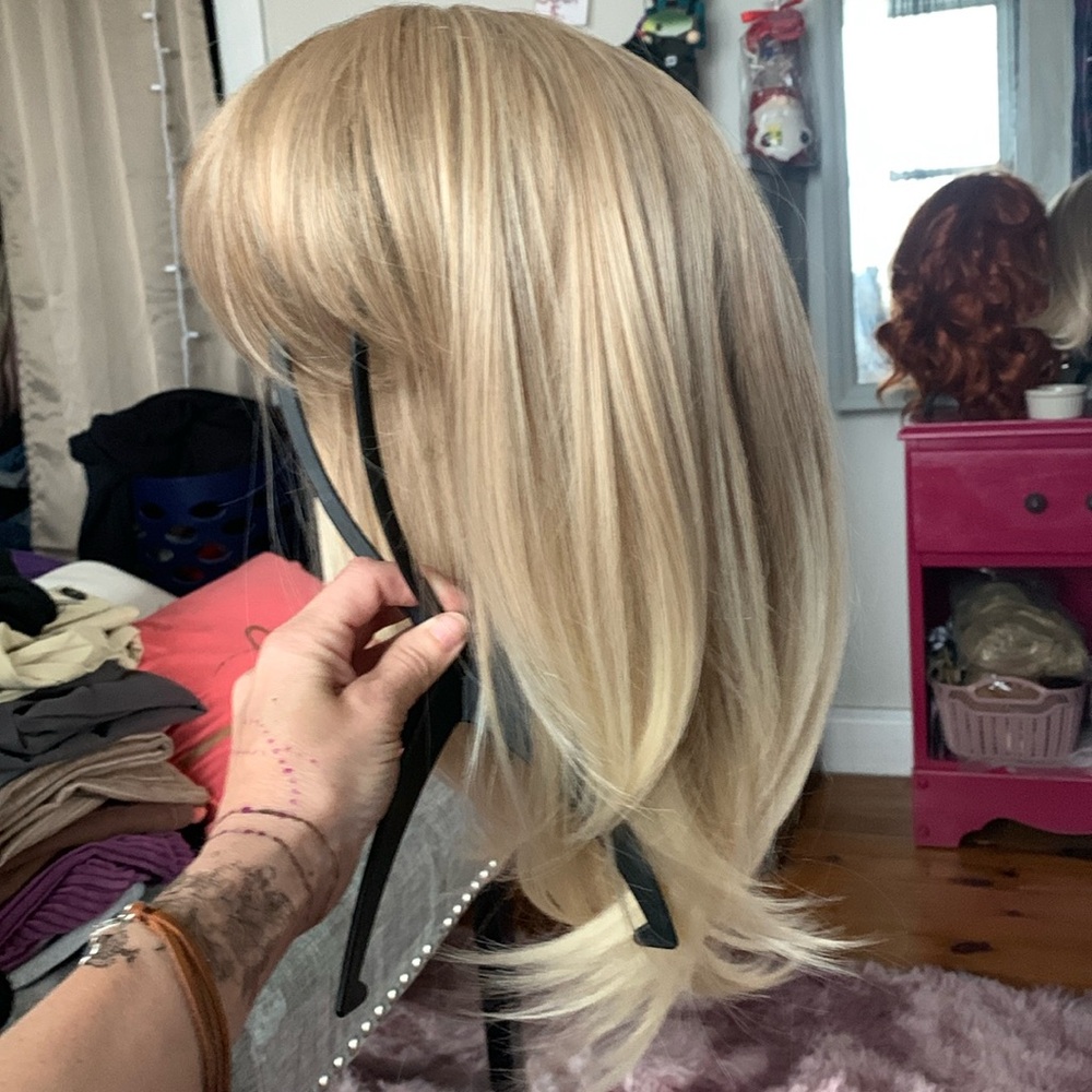 NWOT BLONDE BOMB W/BANGS WIG